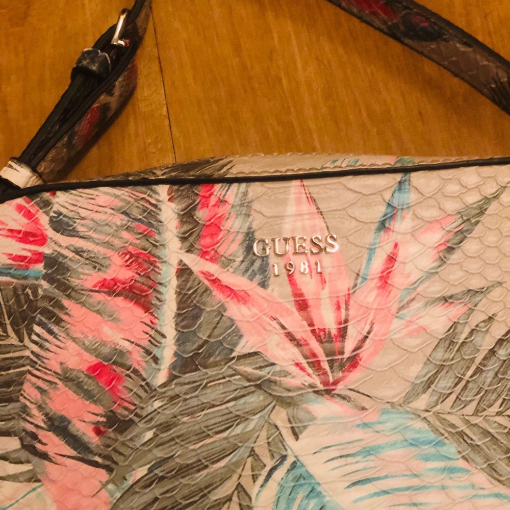 Guess crossbody tropical purse - Picture 4 of 7